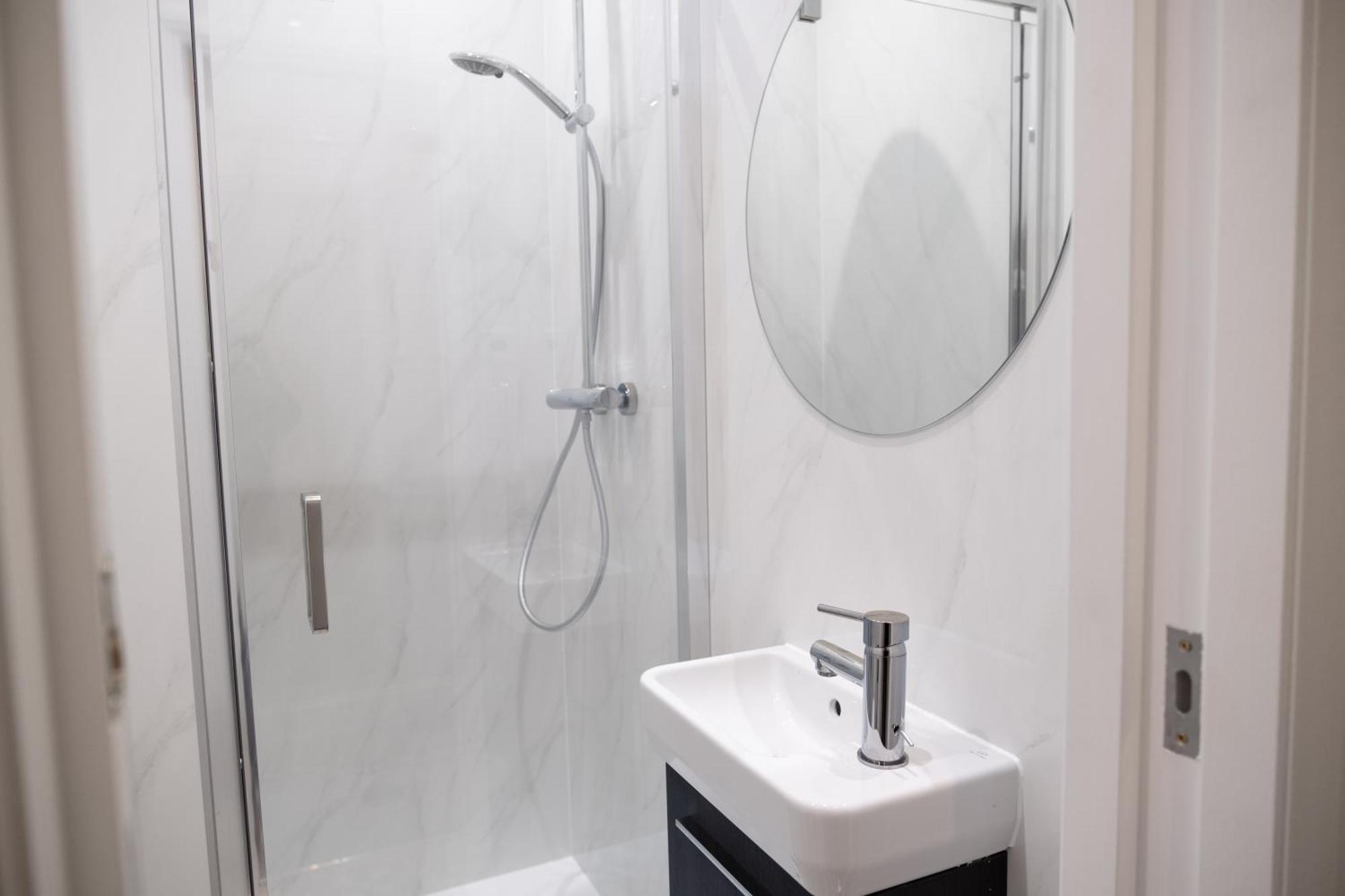 Apartment Spacious 2 Bed 2 Bath With Free Parking For 2 Cars And Underground Station Zone 2 For Quick Access To Up To 10 Guests *