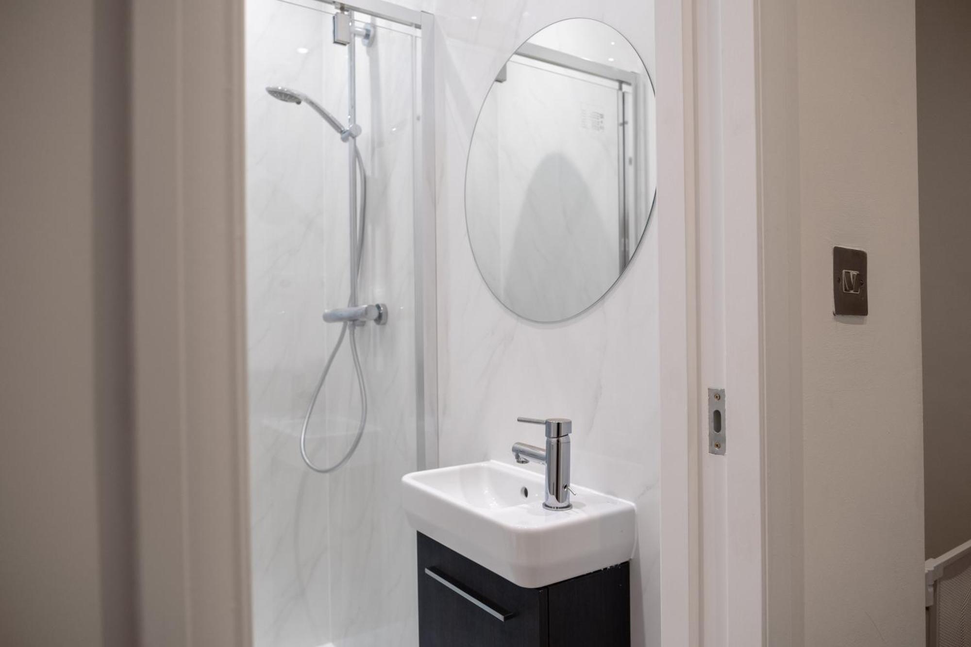 Zone 2 Spacious Two-bedroom With Parking Londres
