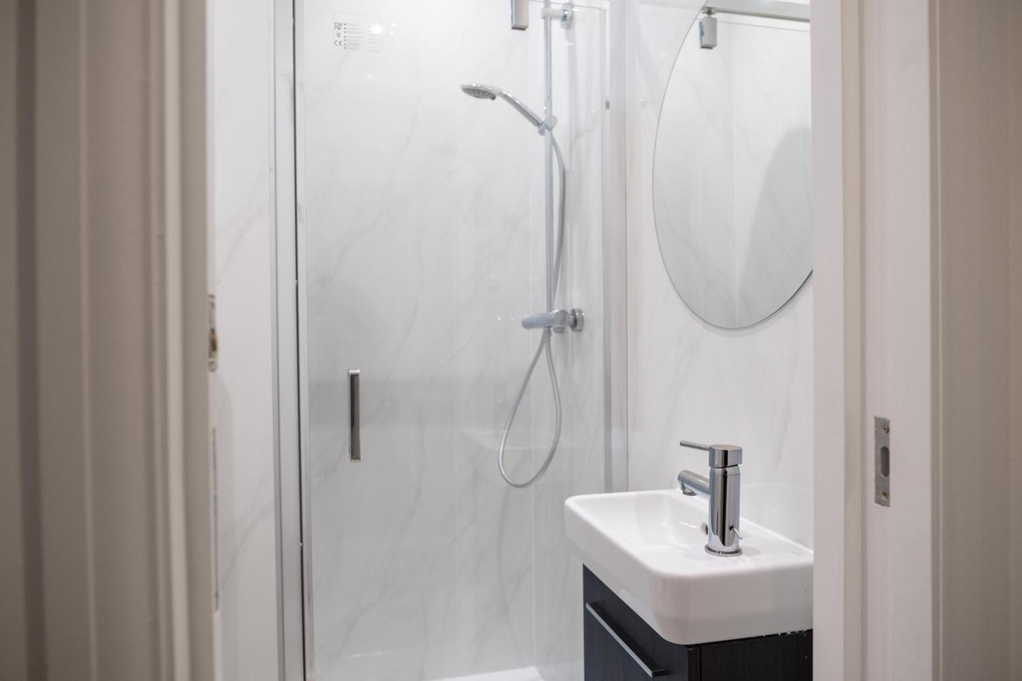 Zone 2 Spacious Two-bedroom With Parking Apartamento *
