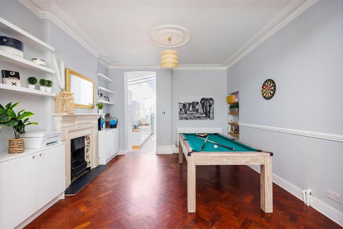 6 Bedroom West Home, Acton, Free Parking , Pool Table , 75 Inch Tv, Sleeps 11 Offers Apartamento
