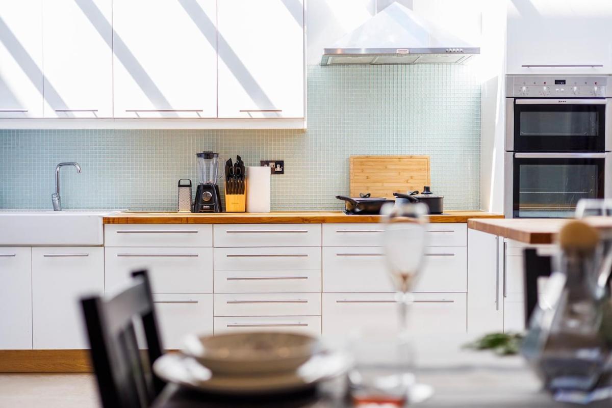 Apartamento 6 Bedroom West Home, Acton, Free Parking , Pool Table , 75 Inch Tv, Sleeps 11 Offers *