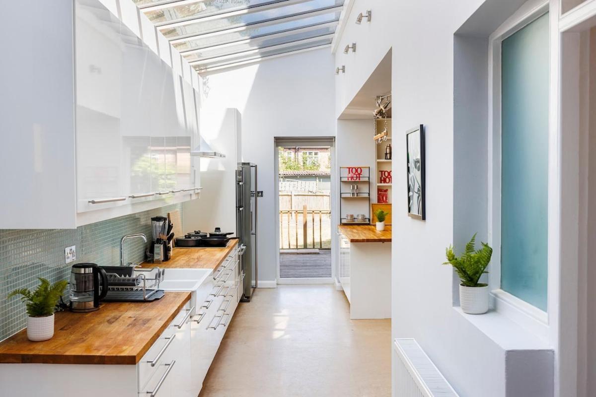 6 Bedroom West Home, Acton, Free Parking , Pool Table , 75 Inch Tv, Sleeps 11 Offers Appartement Londres