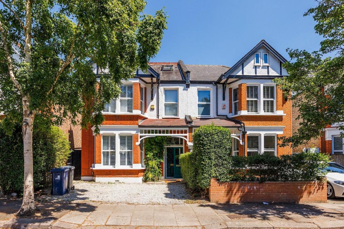 6 Bedroom West Home, Acton, Free Parking , Pool Table , 75 Inch Tv, Sleeps 11 Offers