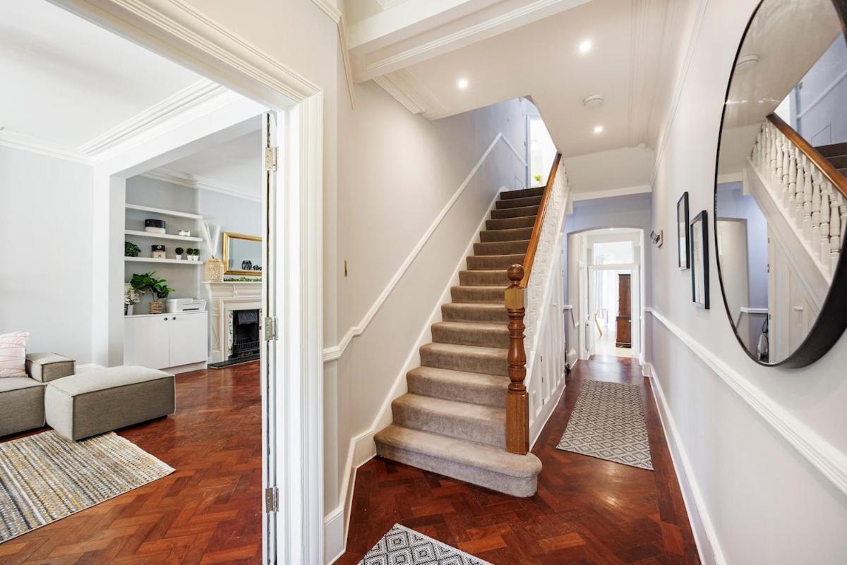 Appartement 6 Bedroom West Home, Acton, Free Parking , Pool Table , 75 Inch Tv, Sleeps 11 Offers