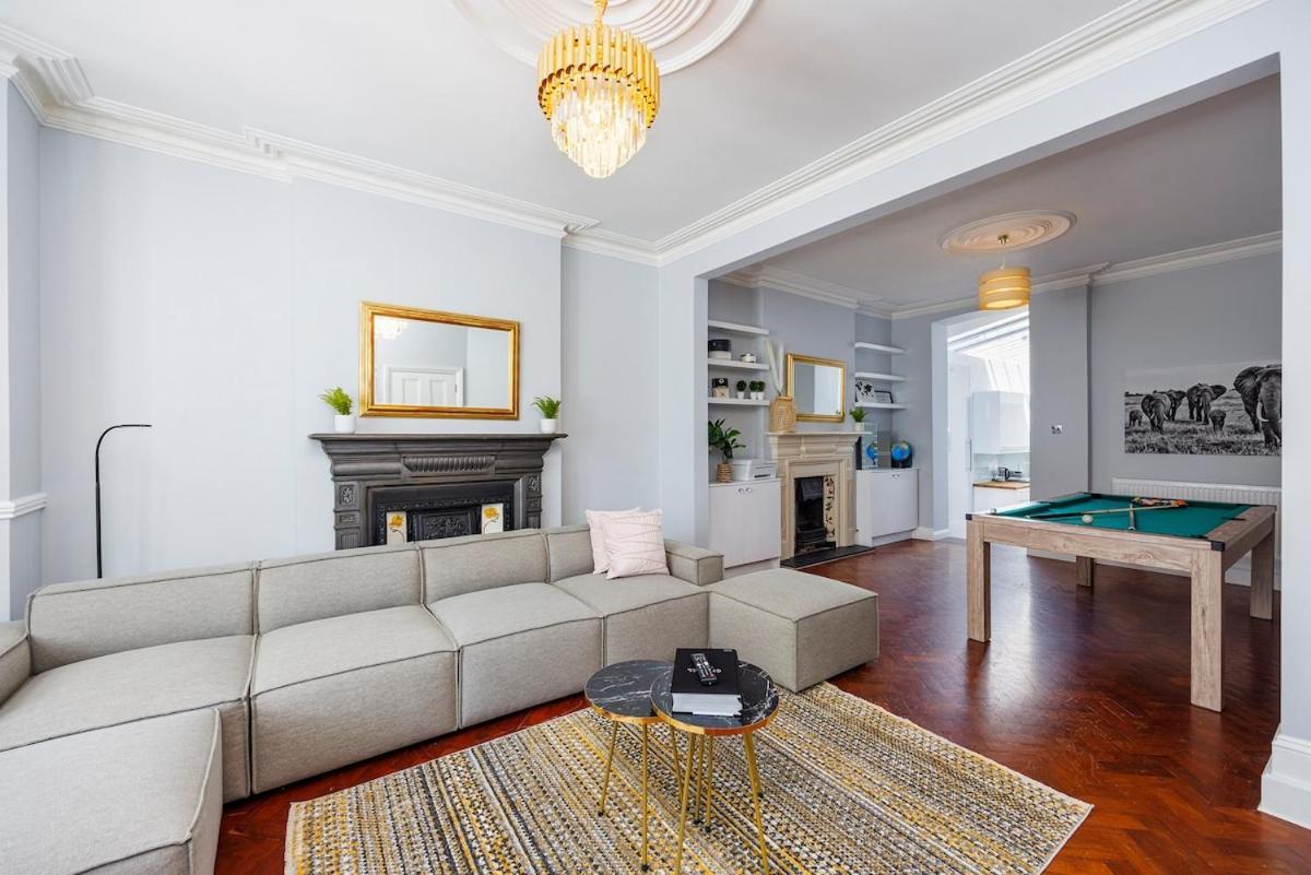 6 Bedroom West Home, Acton, Free Parking , Pool Table , 75 Inch Tv, Sleeps 11 Offers * Londres