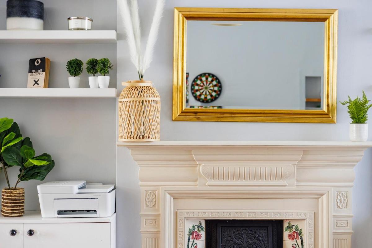 6 Bedroom West Home, Acton, Free Parking , Pool Table , 75 Inch Tv, Sleeps 11 Offers Apartamento