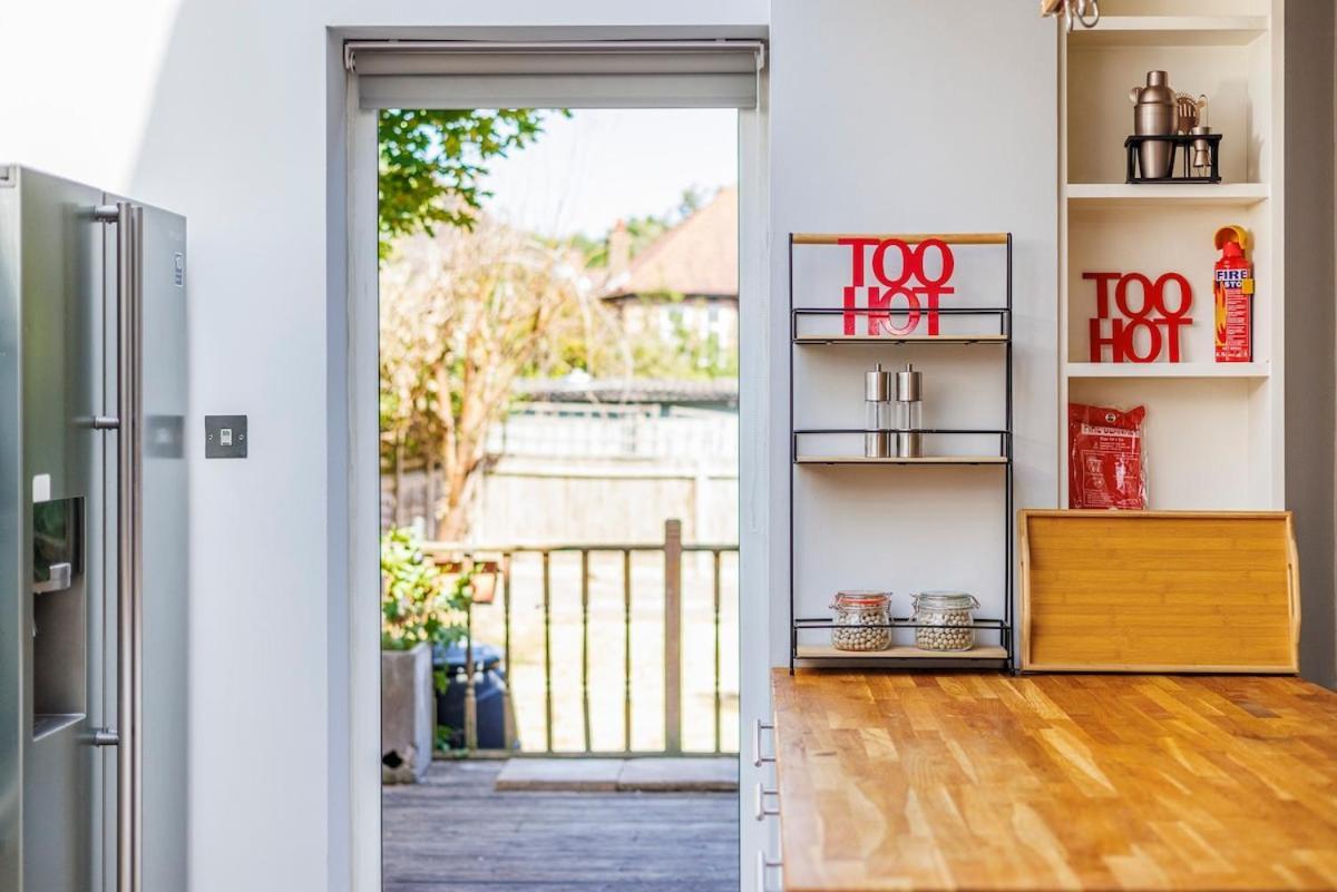 6 Bedroom West Home, Acton, Free Parking , Pool Table , 75 Inch Tv, Sleeps 11 Offers Appartement Londres