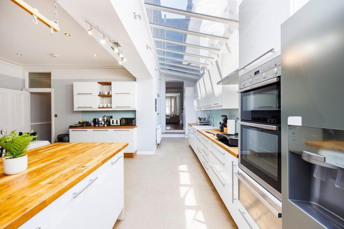6 Bedroom West Home, Acton, Free Parking , Pool Table , 75 Inch Tv, Sleeps 11 Offers Appartement *