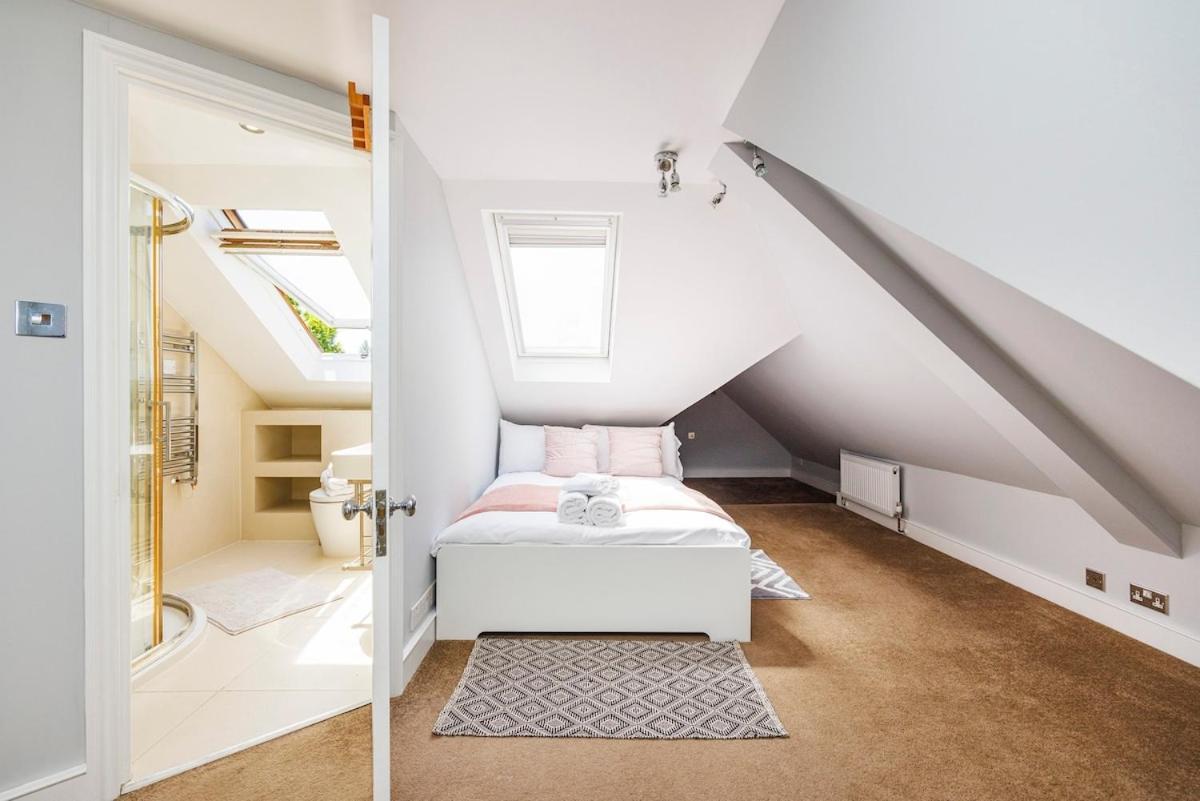 6 Bedroom West Home, Acton, Free Parking , Pool Table , 75 Inch Tv, Sleeps 11 Offers *