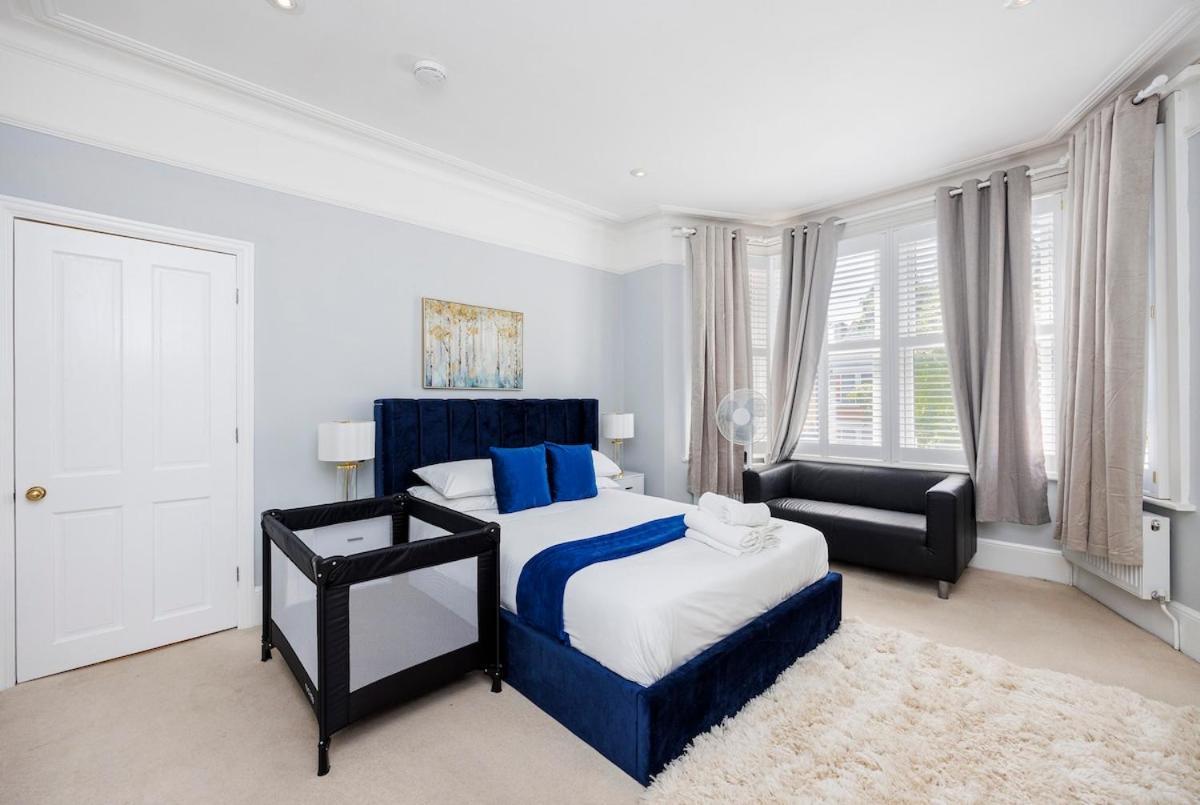 Appartement 6 Bedroom West Home, Acton, Free Parking , Pool Table , 75 Inch Tv, Sleeps 11 Offers