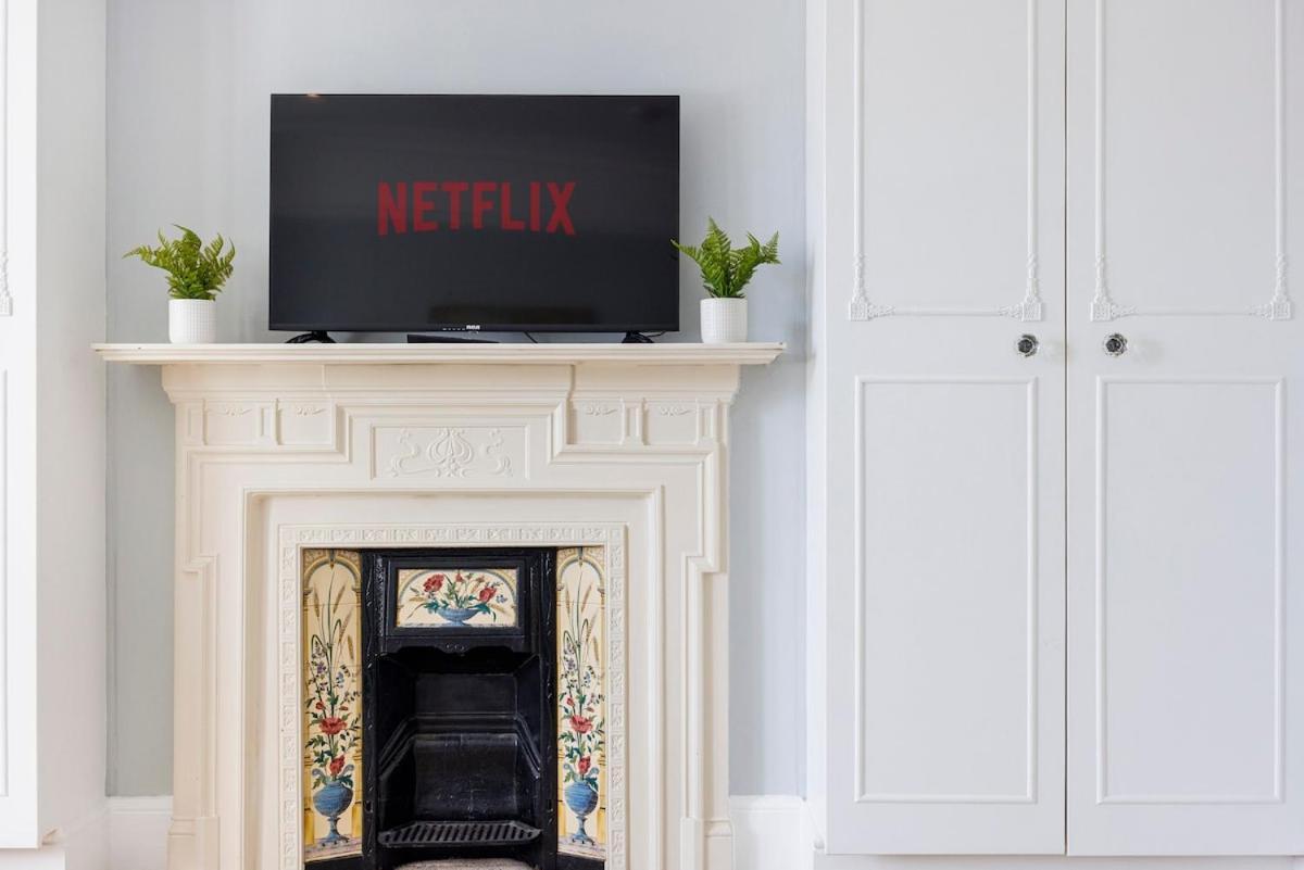 Apartamento 6 Bedroom West Home, Acton, Free Parking , Pool Table , 75 Inch Tv, Sleeps 11 Offers