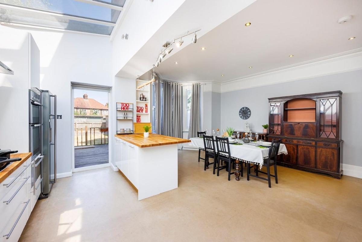6 Bedroom West Home, Acton, Free Parking , Pool Table , 75 Inch Tv, Sleeps 11 Offers * Londres