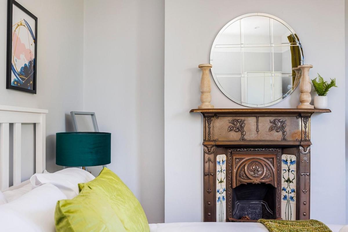 6 Bedroom West Home, Acton, Free Parking , Pool Table , 75 Inch Tv, Sleeps 11 Offers Appartement *