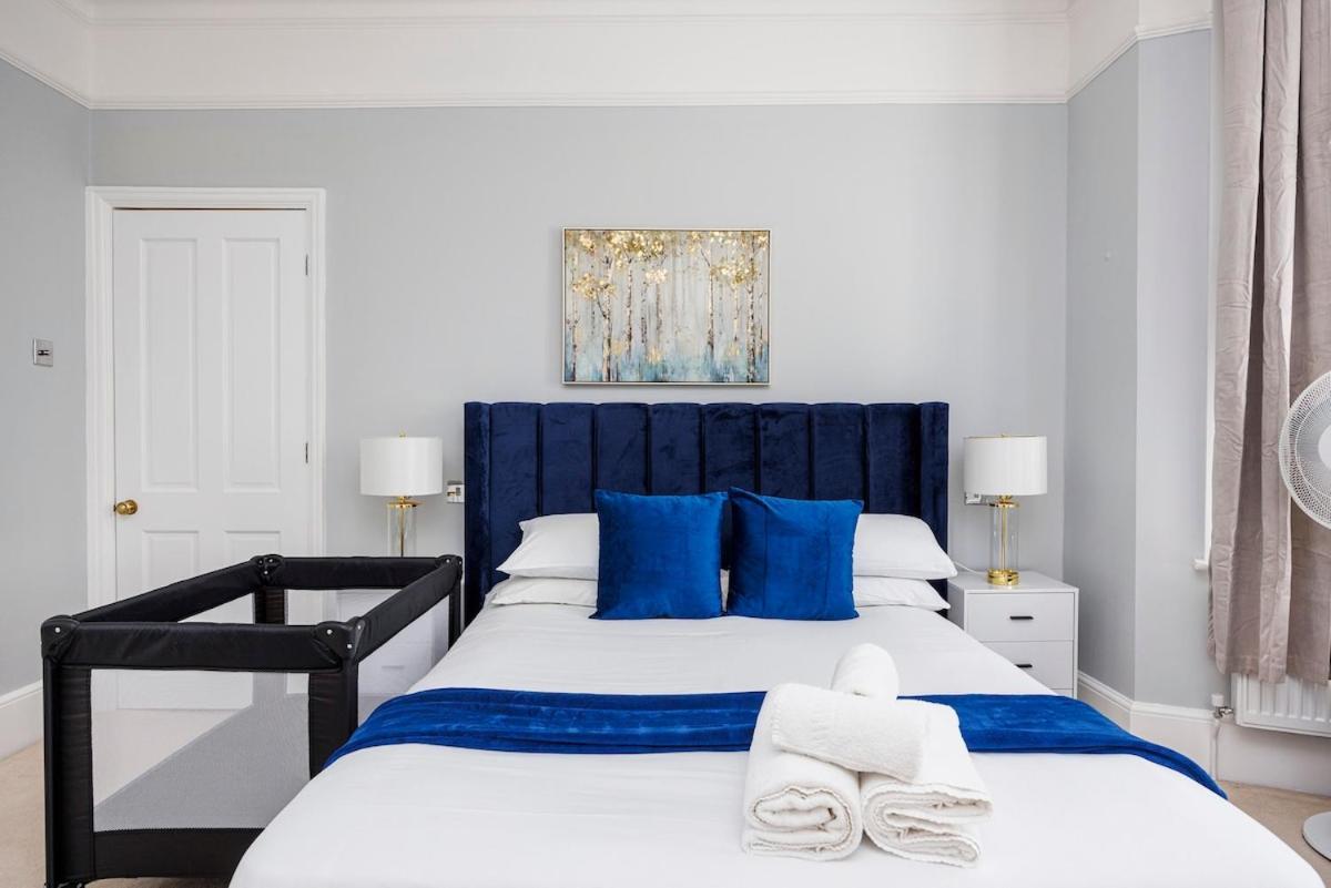 Appartement 6 Bedroom West Home, Acton, Free Parking , Pool Table , 75 Inch Tv, Sleeps 11 Offers *