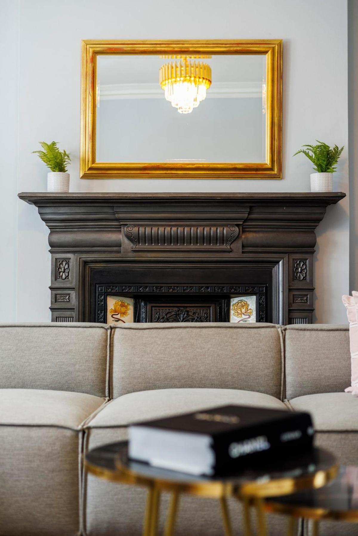 6 Bedroom West Home, Acton, Free Parking , Pool Table , 75 Inch Tv, Sleeps 11 Offers Appartement Londres