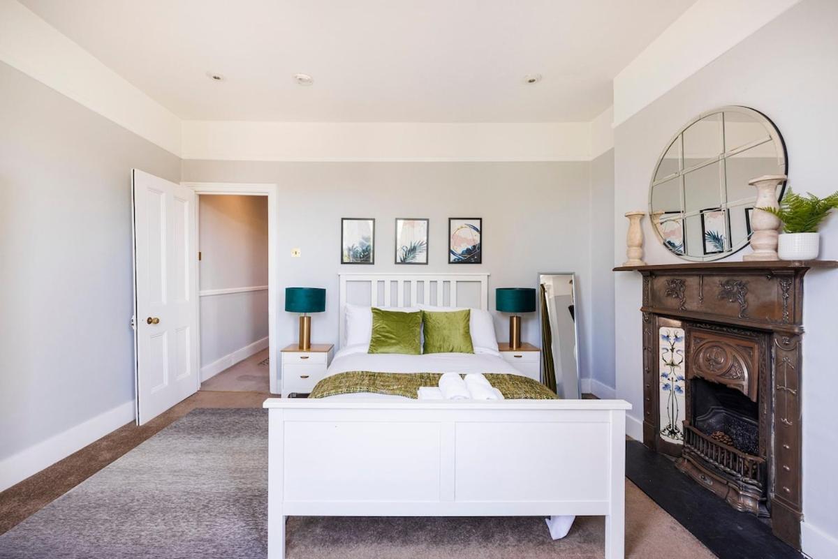 Appartement 6 Bedroom West Home, Acton, Free Parking , Pool Table , 75 Inch Tv, Sleeps 11 Offers Londres