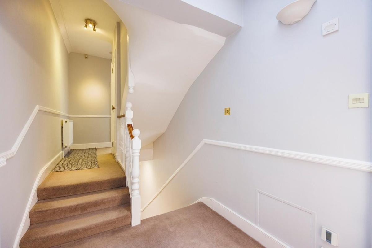 6 Bedroom West Home, Acton, Free Parking , Pool Table , 75 Inch Tv, Sleeps 11 Offers *