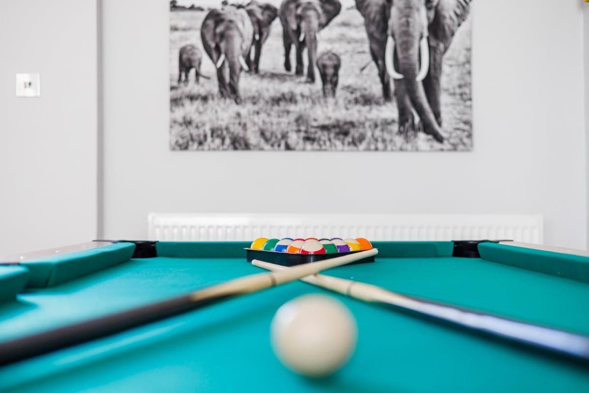 6 Bedroom West Home, Acton, Free Parking , Pool Table , 75 Inch Tv, Sleeps 11 Offers * Londres