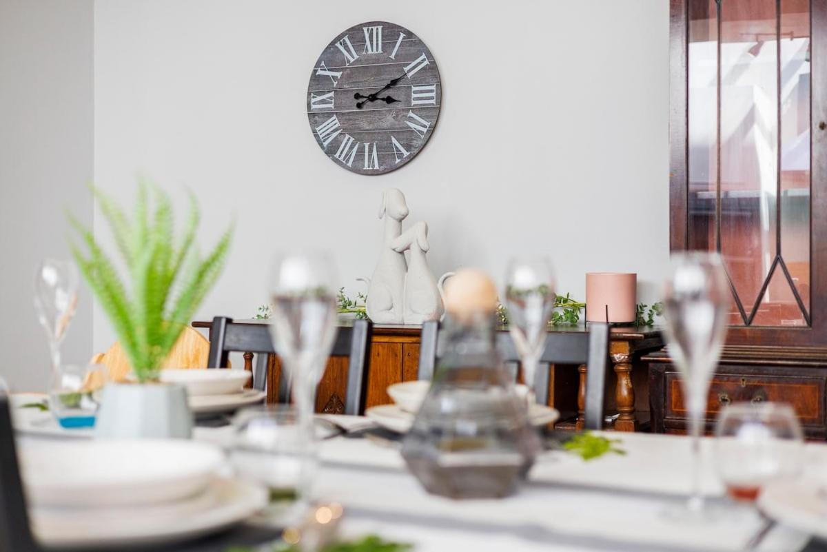 Appartement 6 Bedroom West Home, Acton, Free Parking , Pool Table , 75 Inch Tv, Sleeps 11 Offers *