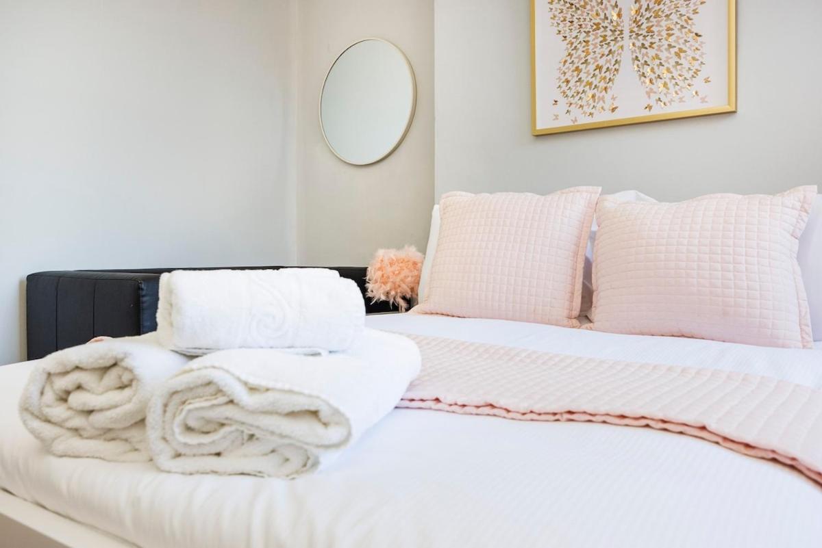 6 Bedroom West Home, Acton, Free Parking , Pool Table , 75 Inch Tv, Sleeps 11 Offers Londres