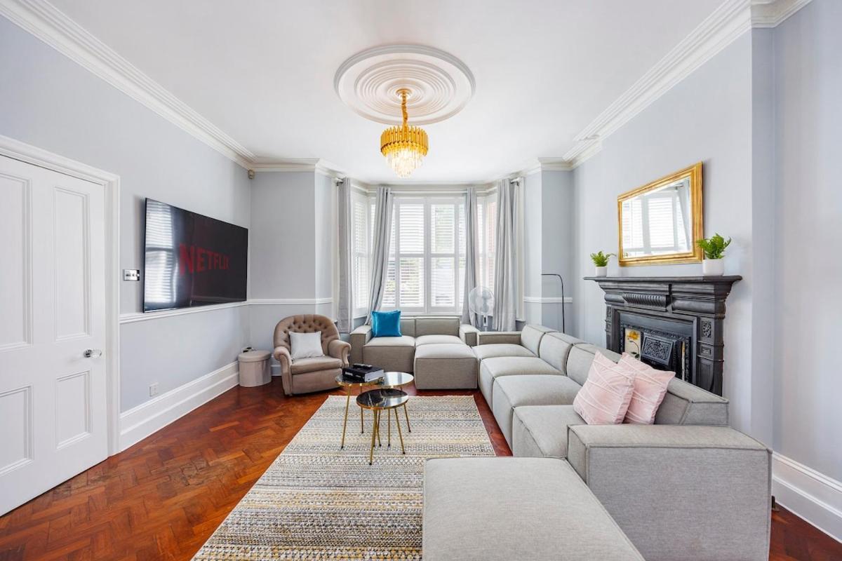6 Bedroom West Home, Acton, Free Parking , Pool Table , 75 Inch Tv, Sleeps 11 Offers * Londres