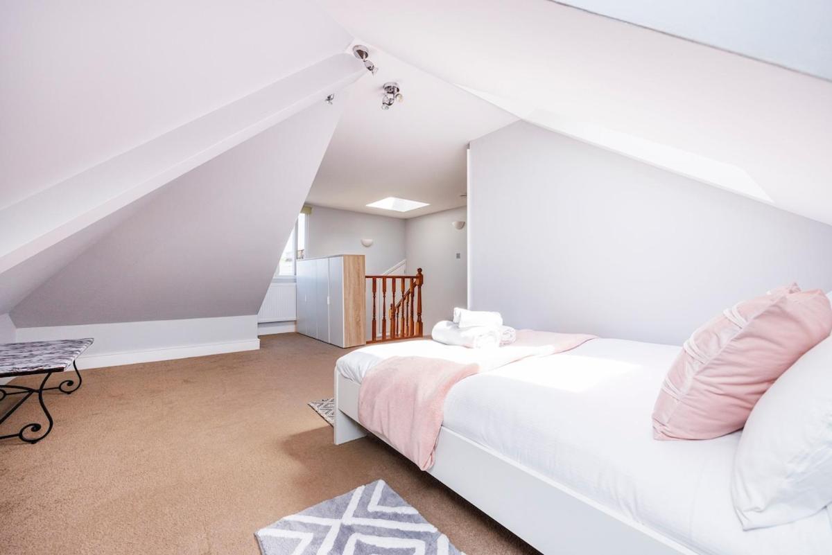 6 Bedroom West Home, Acton, Free Parking , Pool Table , 75 Inch Tv, Sleeps 11 Offers