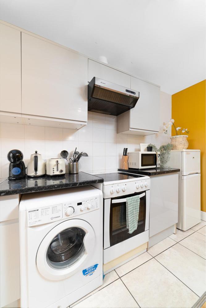 Modern & Cozy Just Steps From Hyde Park Appartement