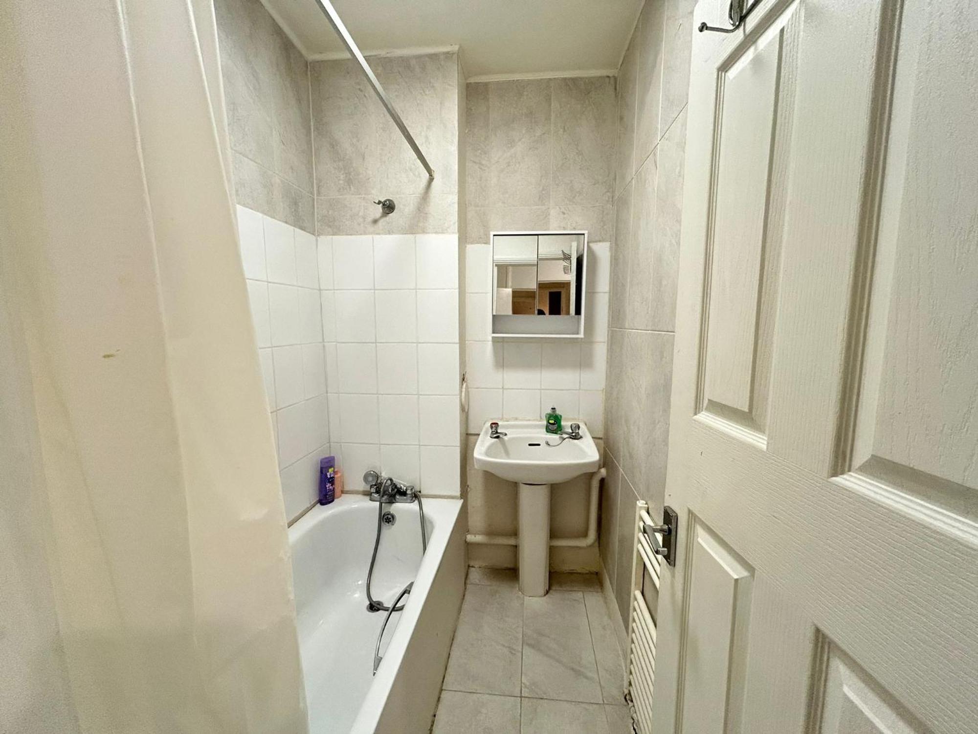 Ground Floor One Bedroom Flat Londres