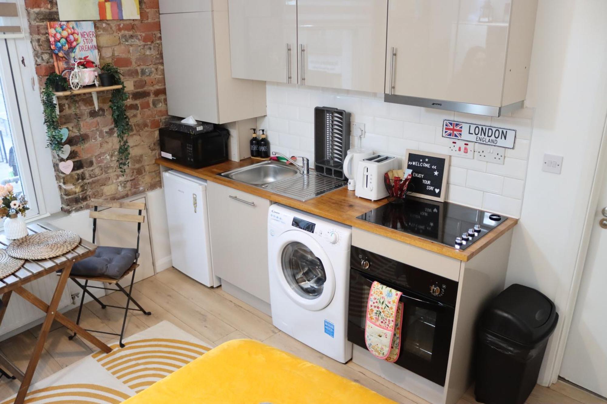 Stylish - Private Bathroom, 15mins To London! Appartement Londen