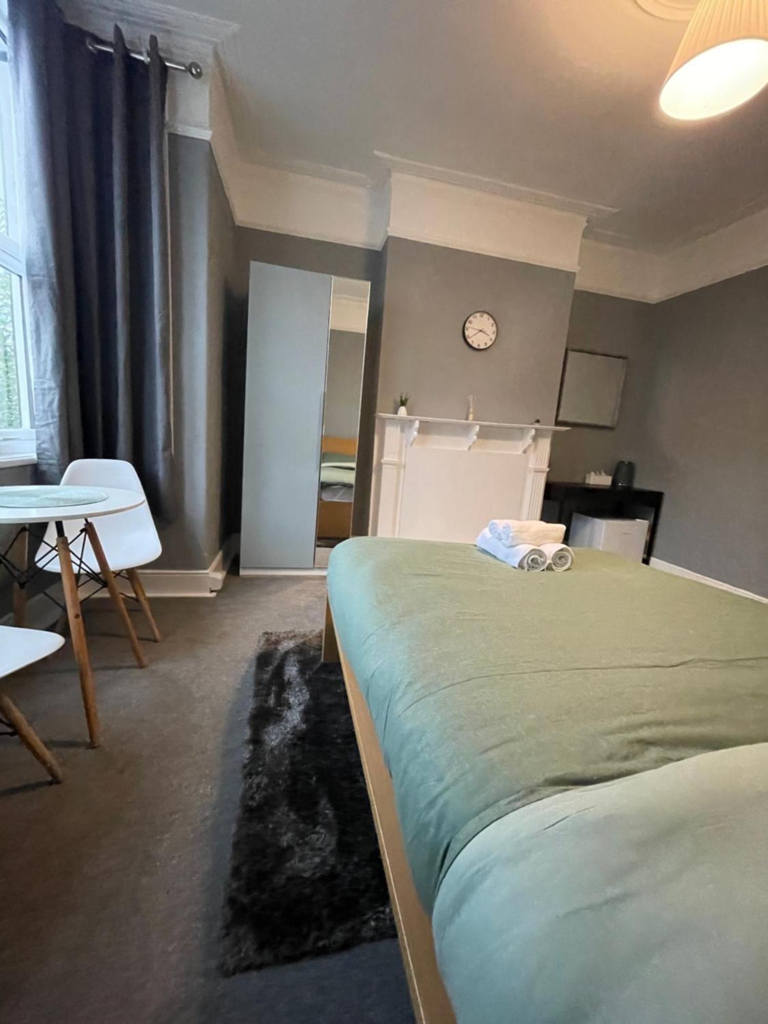 Guest house Cosy Double A Stones Throw From Wembley Stadium *