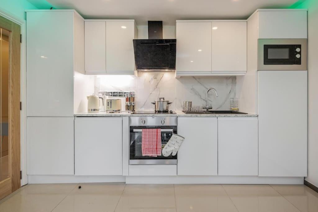Lovely 2-bedroom With Balcony And Park View Apartamento