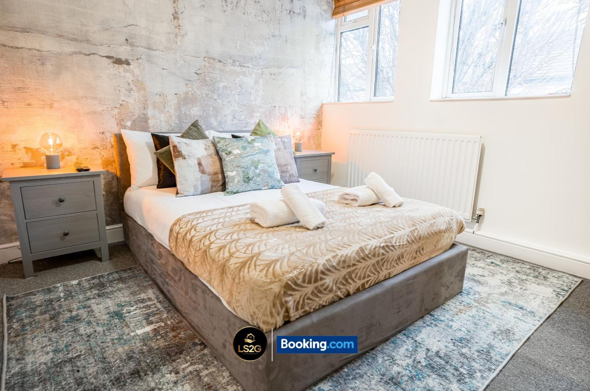 Amazing 3 Bedroom By Ls2g Short Lets & Serviced Greater With Free Wifi *