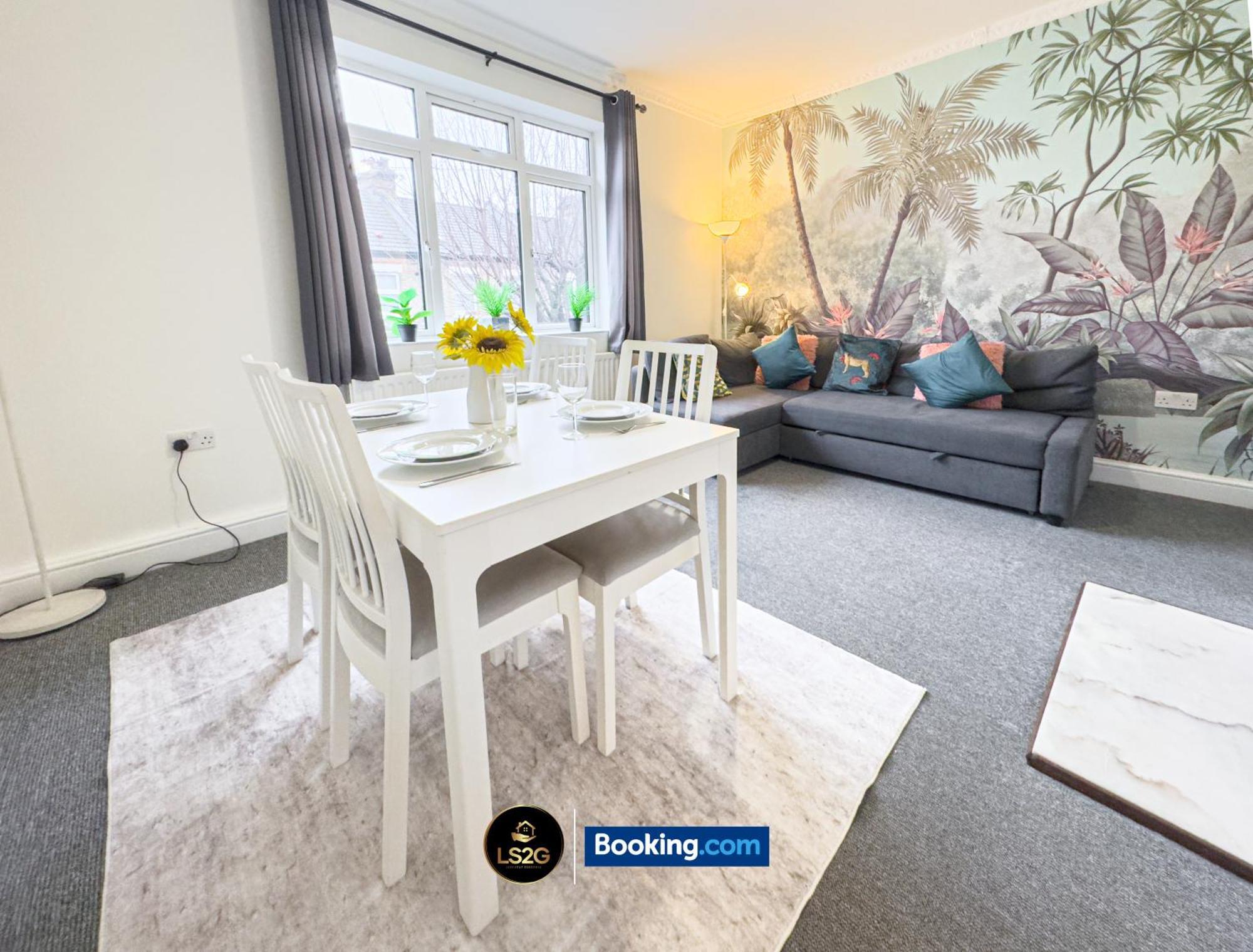 Amazing 3 Bedroom By Ls2g Short Lets & Serviced Greater With Free Wifi *