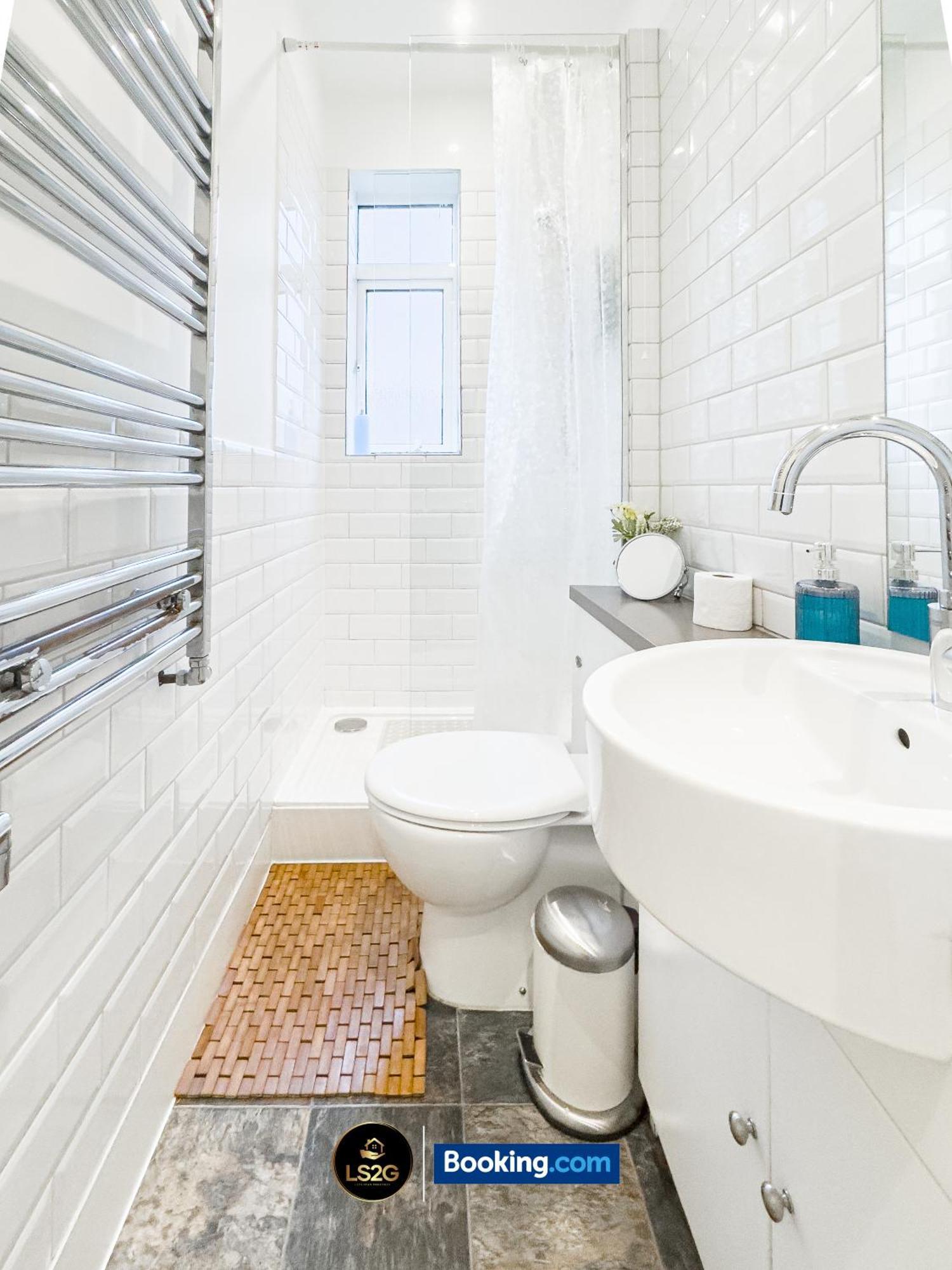 Amazing 3 Bedroom By Ls2g Short Lets & Serviced Greater With Free Wifi Appartement *