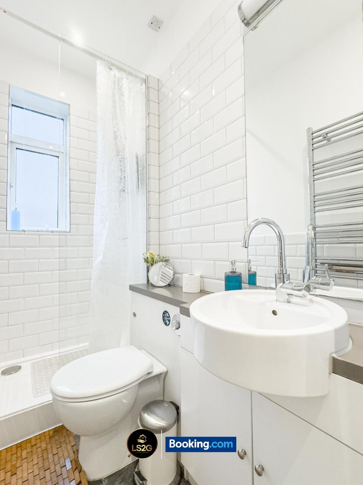 Amazing 3 Bedroom By Ls2g Short Lets & Serviced Greater With Free Wifi Appartement *