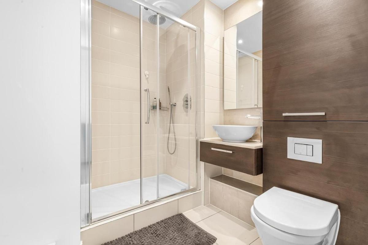 Station 1 Minute, Gym , Smart Tv , 1 Min To Westfield Centre * Londres