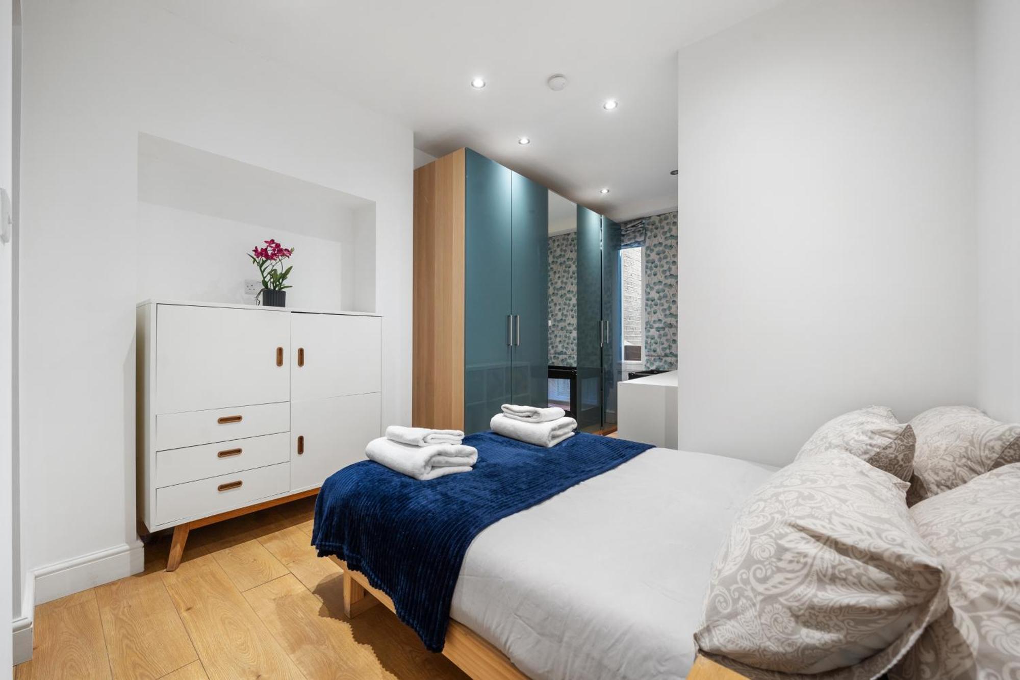 Holland Park Flat, 2bed 2bath, Breakfast, Lgf