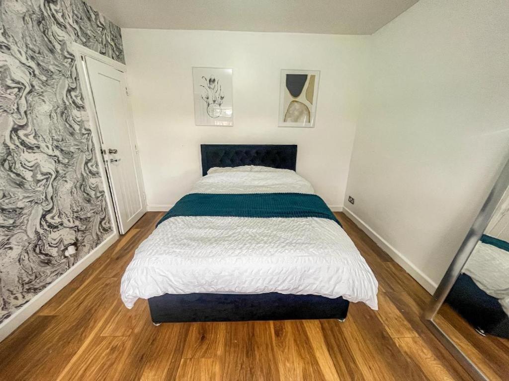 3 Bed Townhouse By Harlington * Londres