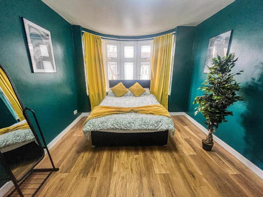 3 Bed Townhouse By Harlington Apartamento