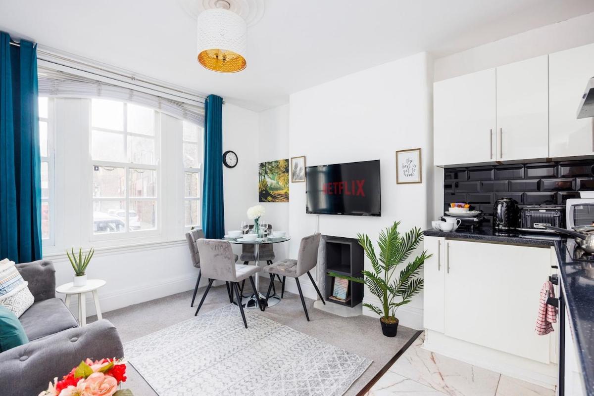 Bridge Compact Apartment, Sleeps 3 , Tube 3 Mins Walk , Zone 1 , Weekly Offers Londres