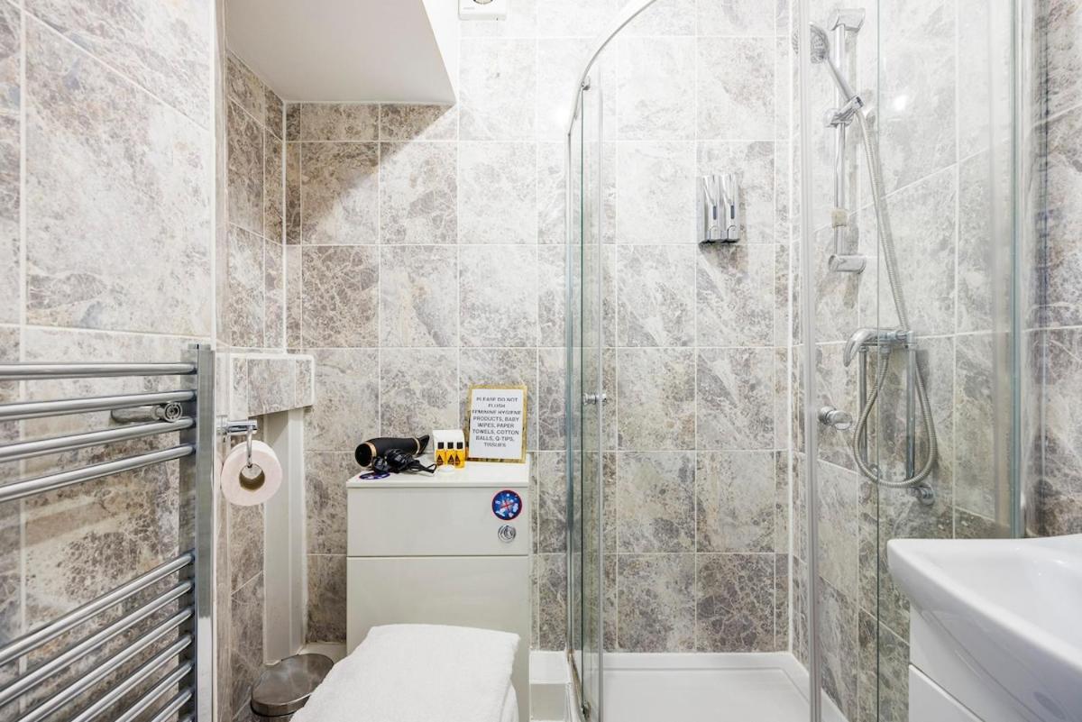 Bridge Compact Apartment, Sleeps 3 , Tube 3 Mins Walk , Zone 1 , Weekly Offers Appartement