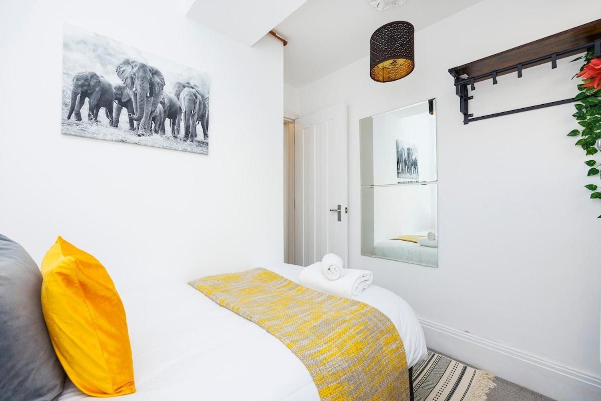 Bridge Compact Apartment, Sleeps 3 , Tube 3 Mins Walk , Zone 1 , Weekly Offers Londres