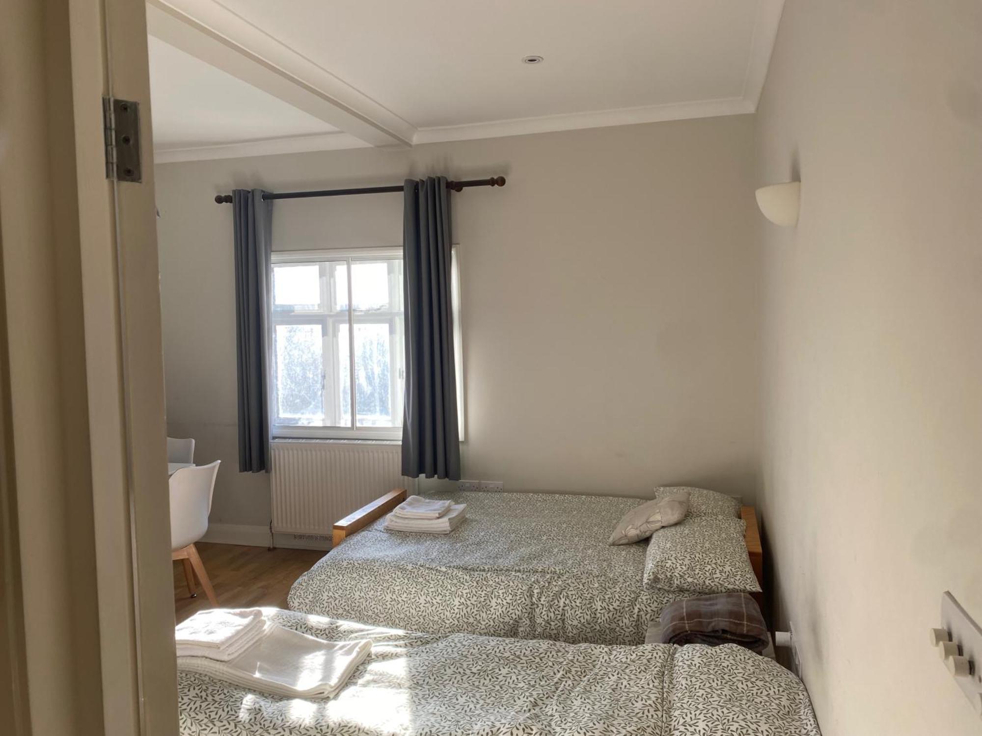 Apartment Victorian Building - Sleeps 5 - Pet Friendly