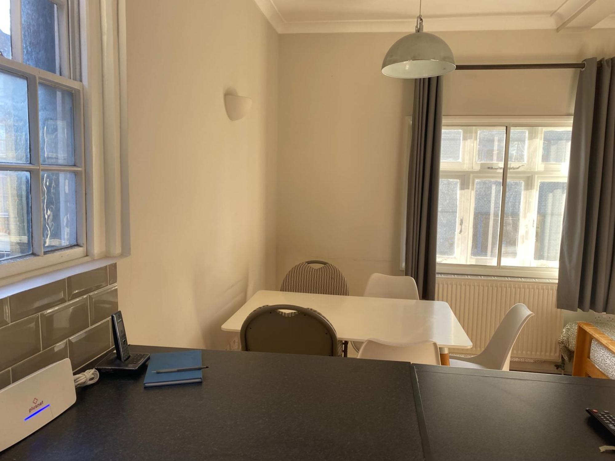 Apartment Victorian Building - Sleeps 5 - Pet Friendly *