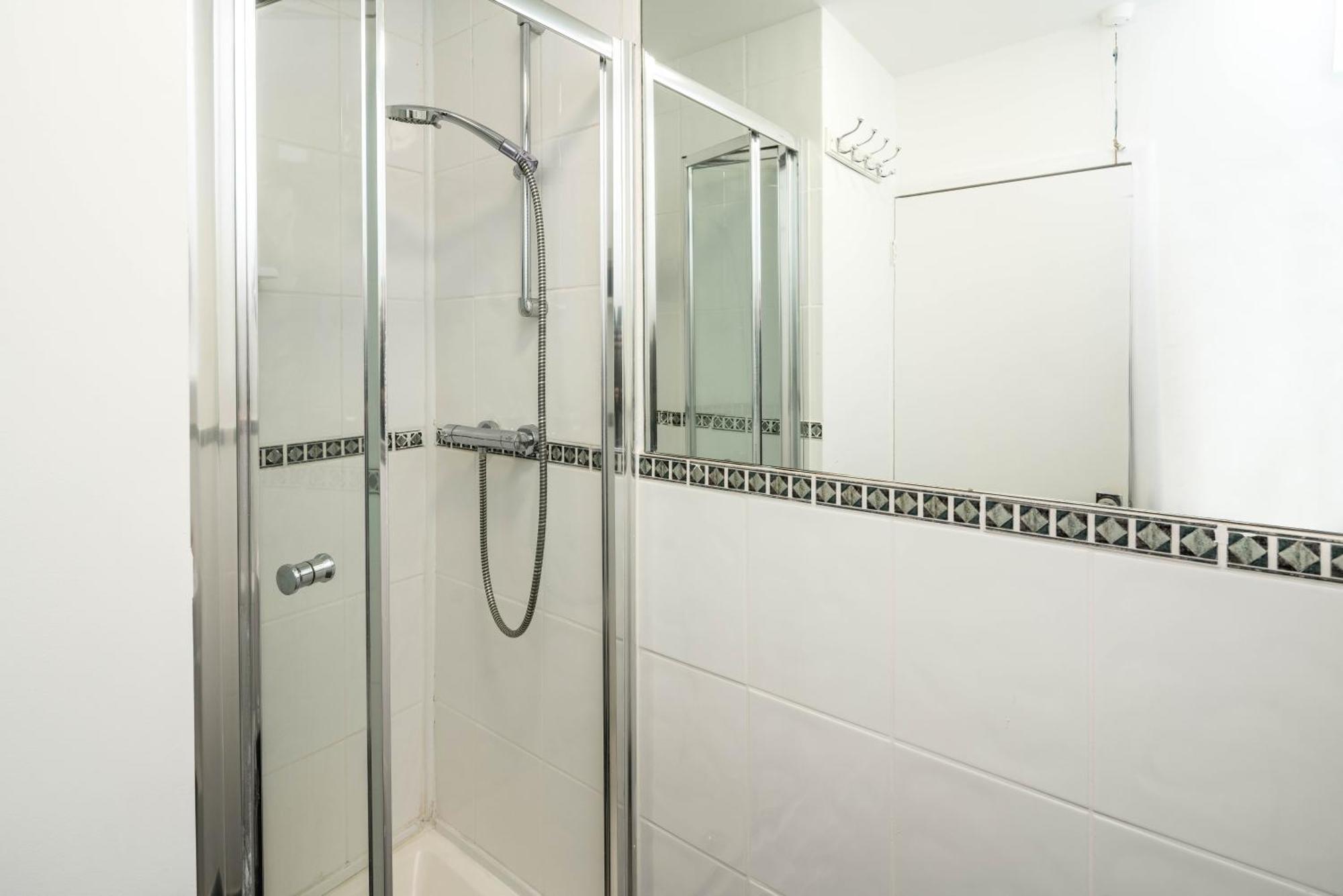 Beautiful 2-bed, 2 Bathrooms Flat In Zone 1, - Just Minutes Walk To High Street Kensington, Earls Court, Hyde Park * Londen