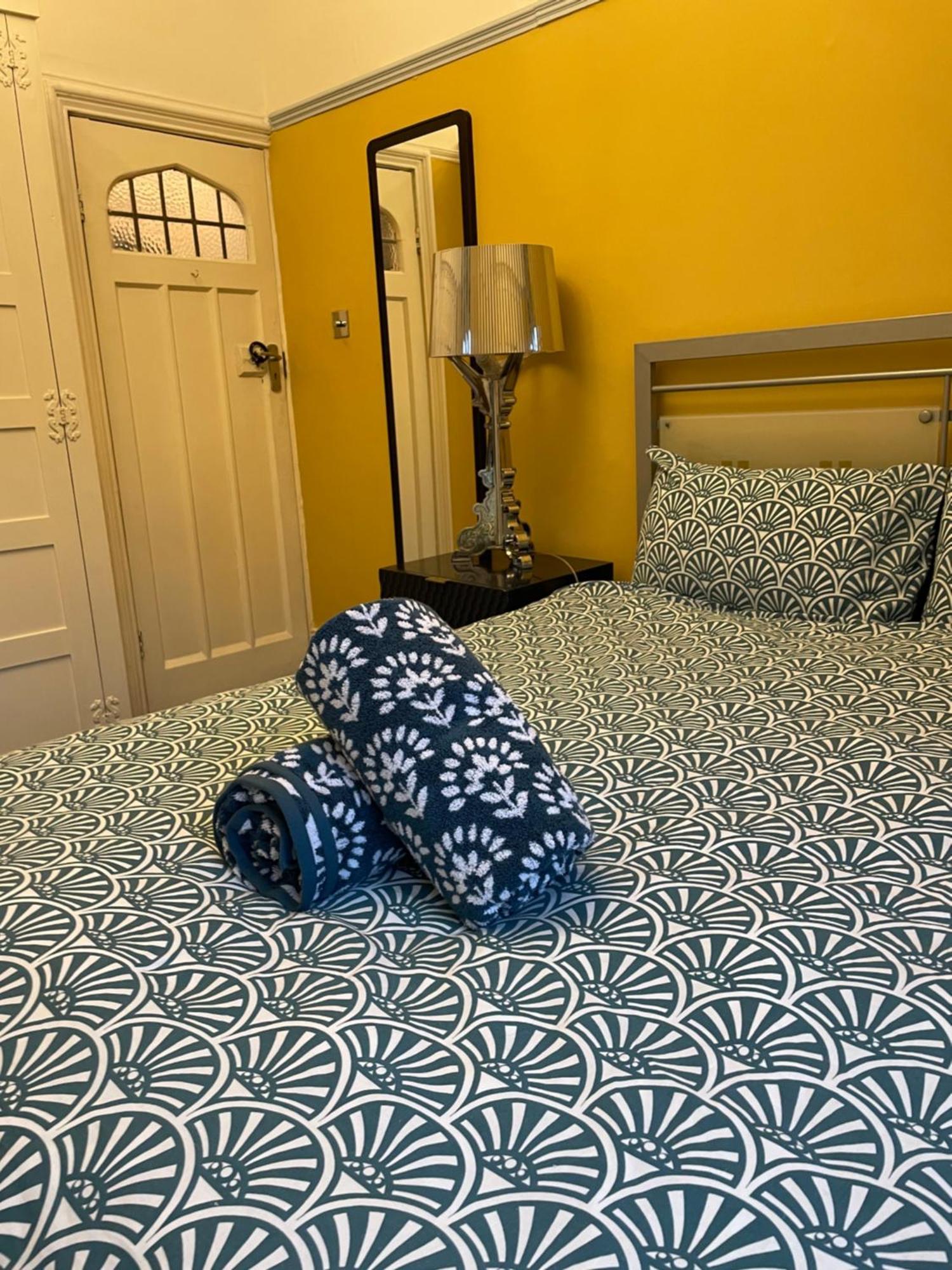 Stylish And Comfortable Double Bedroom In Mayfair Apartment *