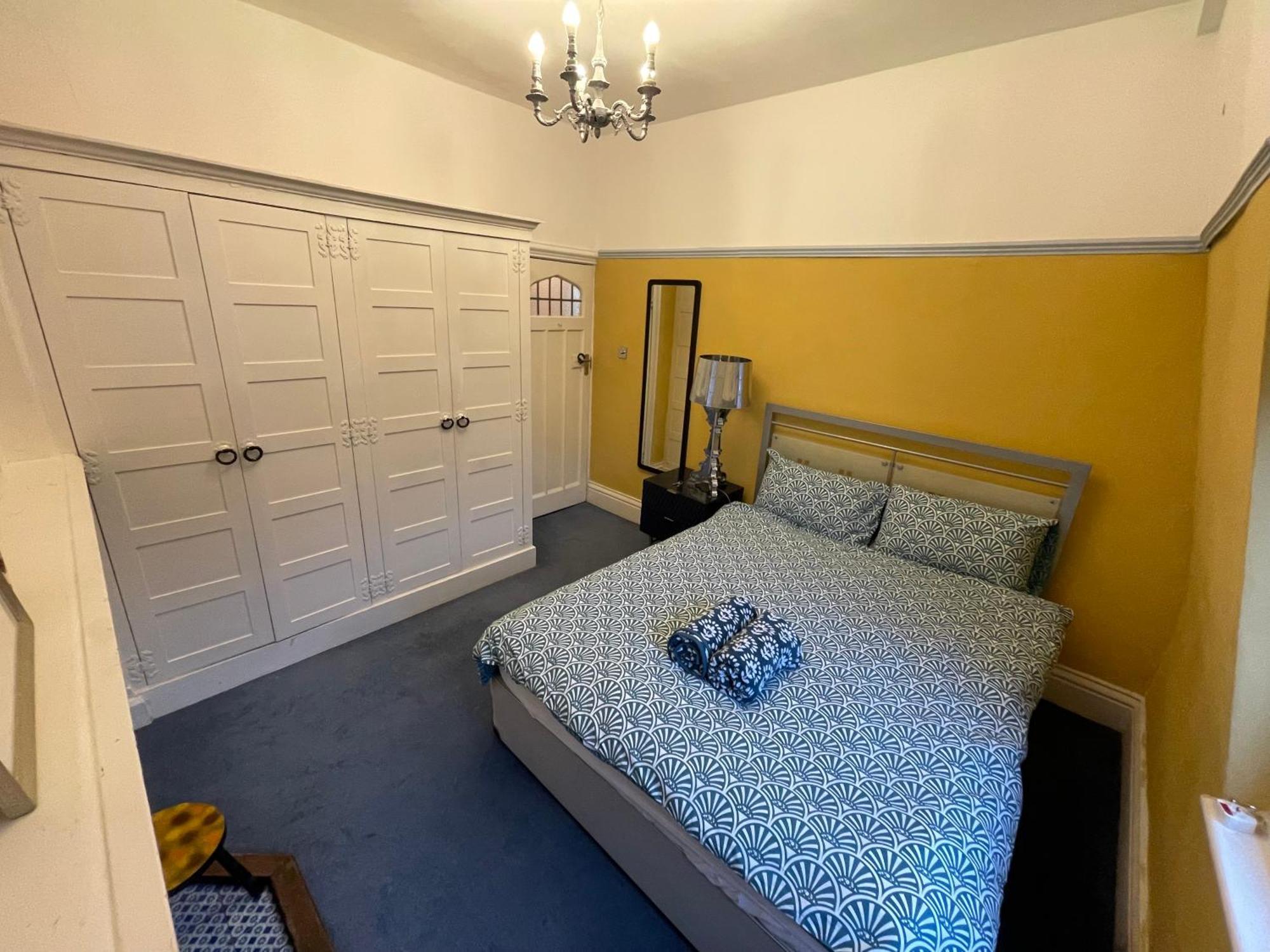 Stylish And Comfortable Double Bedroom In Mayfair Apartment London
