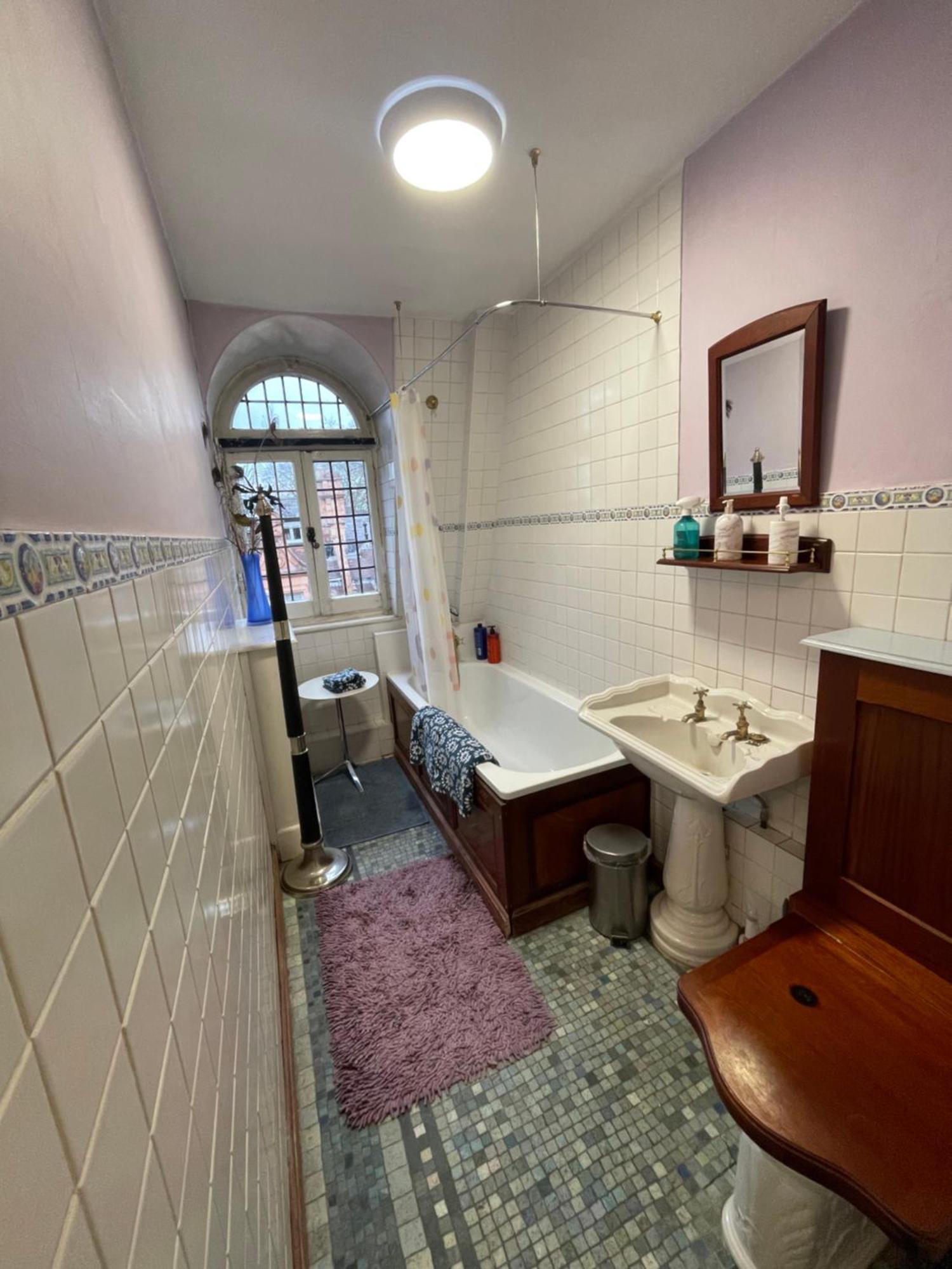 Stylish And Comfortable Double Bedroom In Mayfair Apartment