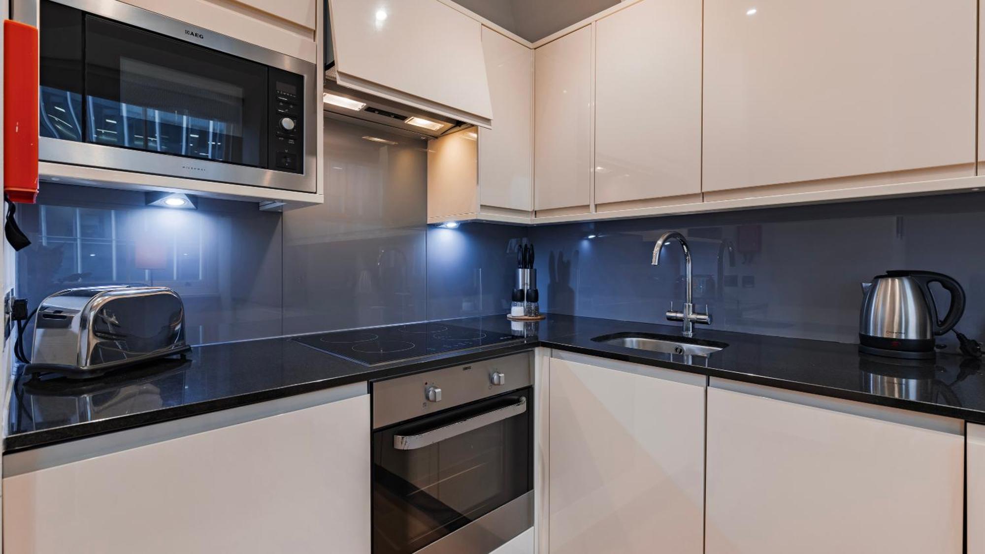 Bank Serviced By Lovelystay Apartahotel *