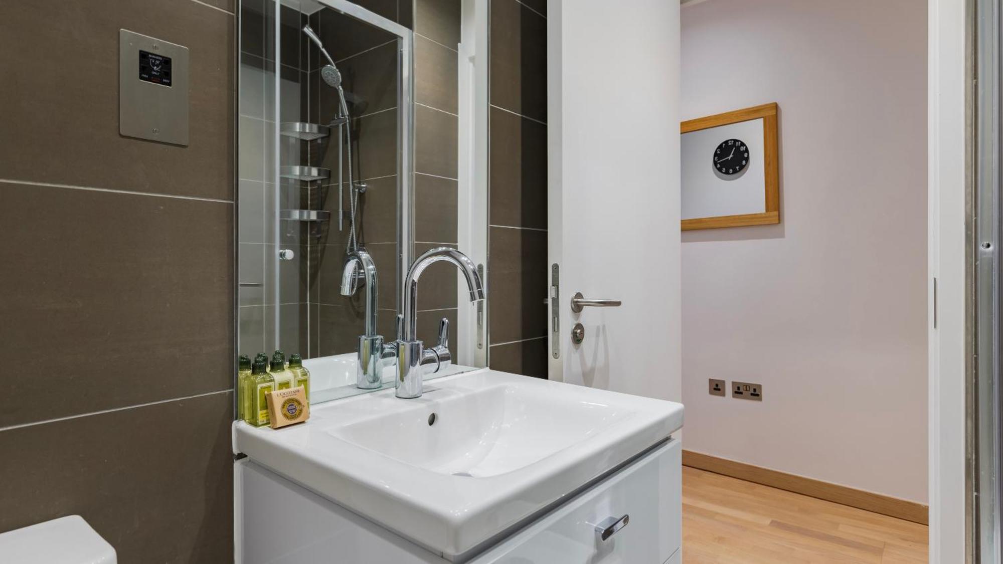 Bank Serviced By Lovelystay Apartahotel Londres
